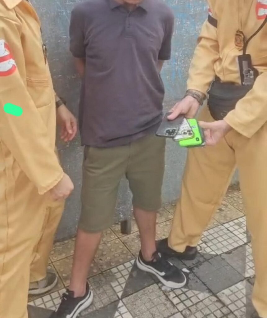Policiais civis fantasiados de caça-fantasmas durante operação no Carnaval da Consolação em São Paulo após prisão por furto de celulares.
